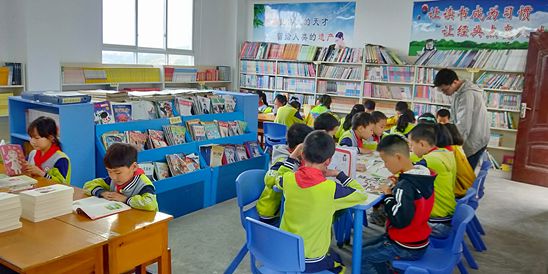 杭州小学为山区孩子选书，云集梦想图书室串起城乡儿童爱心