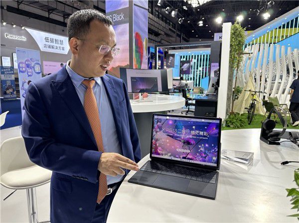 戴尔中国消费及小企业事业部零售总经理陈贻介绍XPS 13 二合一