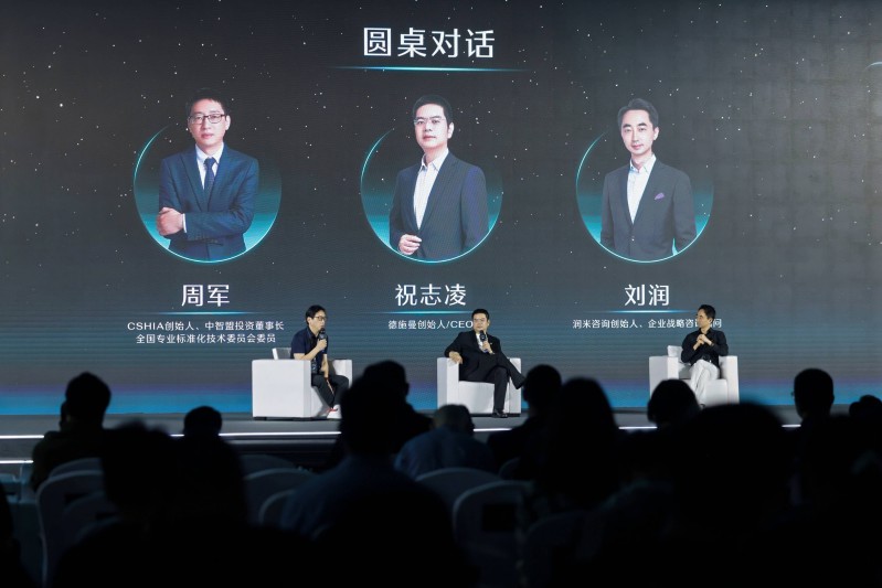 从左到右：CSHIA创始人、中智盟投资董事长周军，德施曼创始人/CEO祝志凌，润米咨询创始人、企业战略咨询顾问刘润