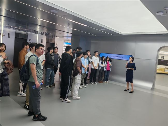 三诺智慧声谷科普教育基地迎来了首批参访的高校师生团队