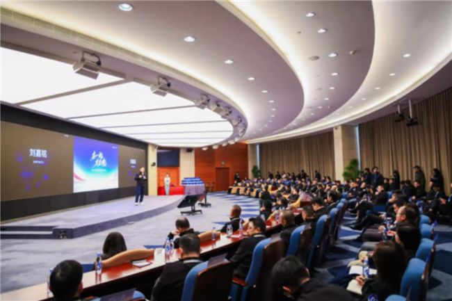 携手华为乾崑共创高端智能车品牌，百强经销商代表见证启境开启智能出行新境界