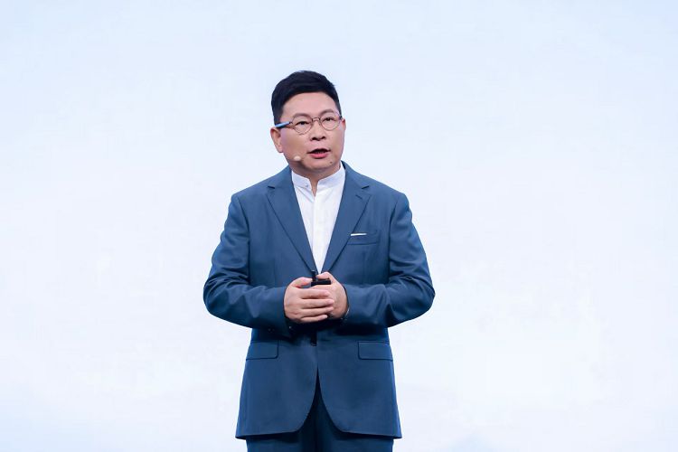 华为常务董事、产品投资评审委员会主任、终端BG董事长余承东发布华为智擎