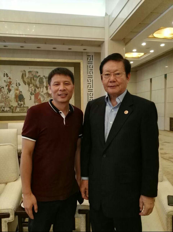 久融金融CEO李煜华（左）与全国九届工商联副主席程路合影（右）