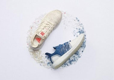 第一代Adidas FUTURECRAFT.LOOP可循环跑鞋(白色)整鞋回收后再制成第二代产品(蓝色)
