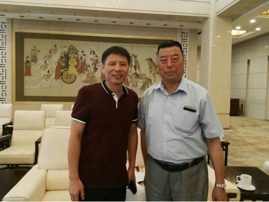 久融金融CEO李煜华（左）与全国工商联原宣教部部长、中国西促会西部经济贸易研究院执行院长史泽鄱（右）合影