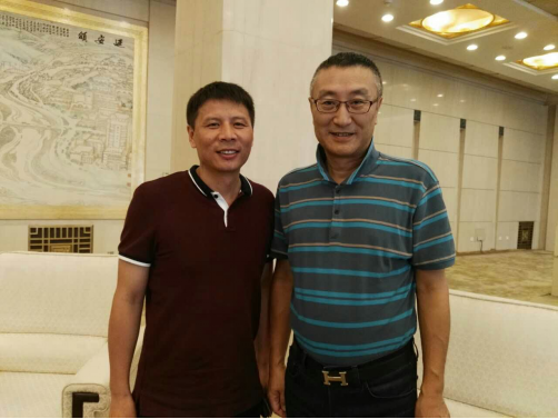 久融金融CEO李煜华（左）与华夏时报社总编辑、著名财经评论家水皮（右）合影