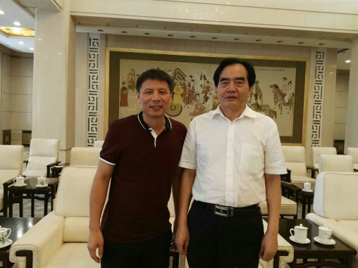 久融金融CEO李煜华（左）与监察局原局长余华荣（右）合影