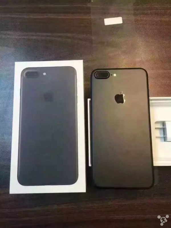 经销商到货iPhone 7 亮黑色的盒子也是黑的